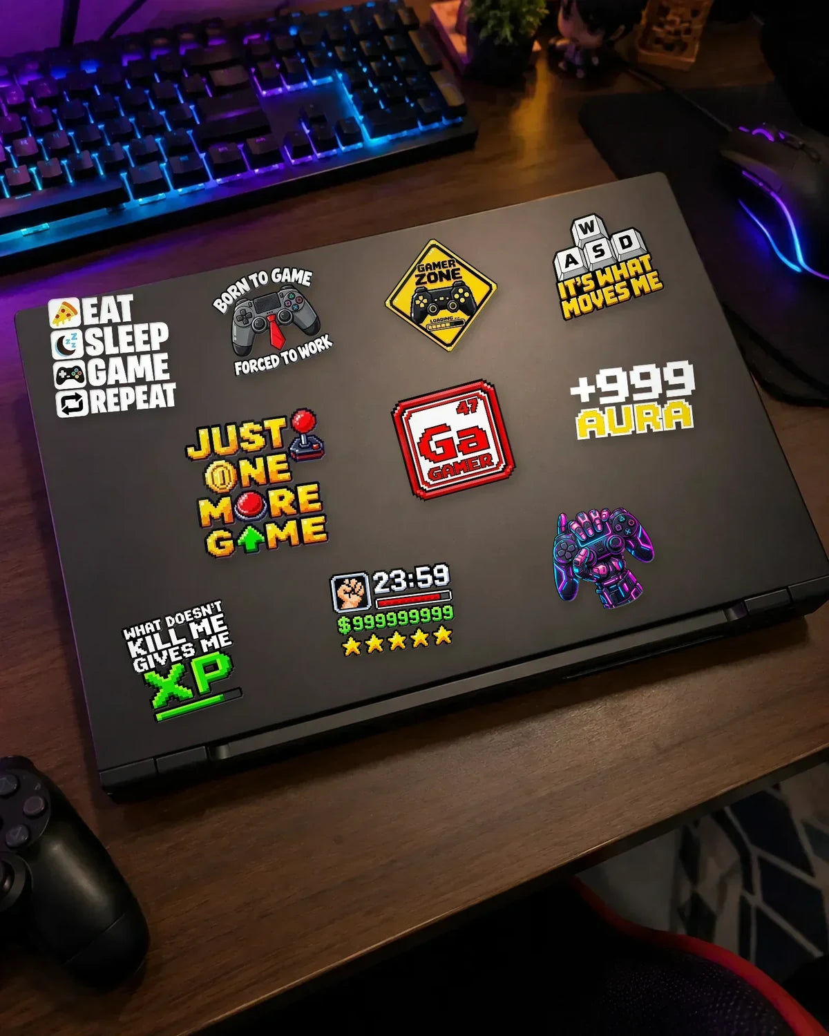 Setup Flex Pack in white ink: 10 gamer patches on a gaming laptop